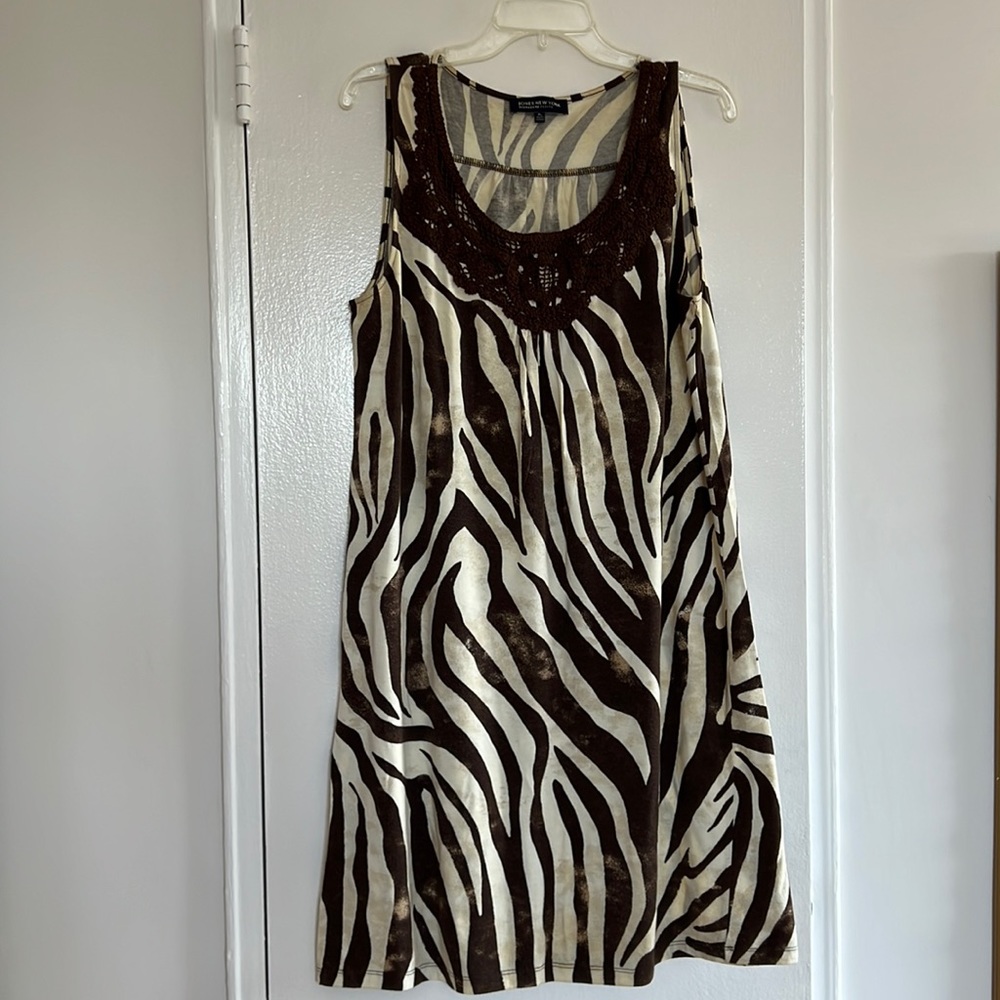 Petite trapeze cotton mix dress with front neck line embroidery and back yoke.